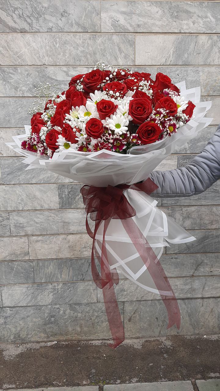 دسته‌گل میکس رز و گل‌های فصل طبیعی ترکیبی شیک، لطیف و لاکچری