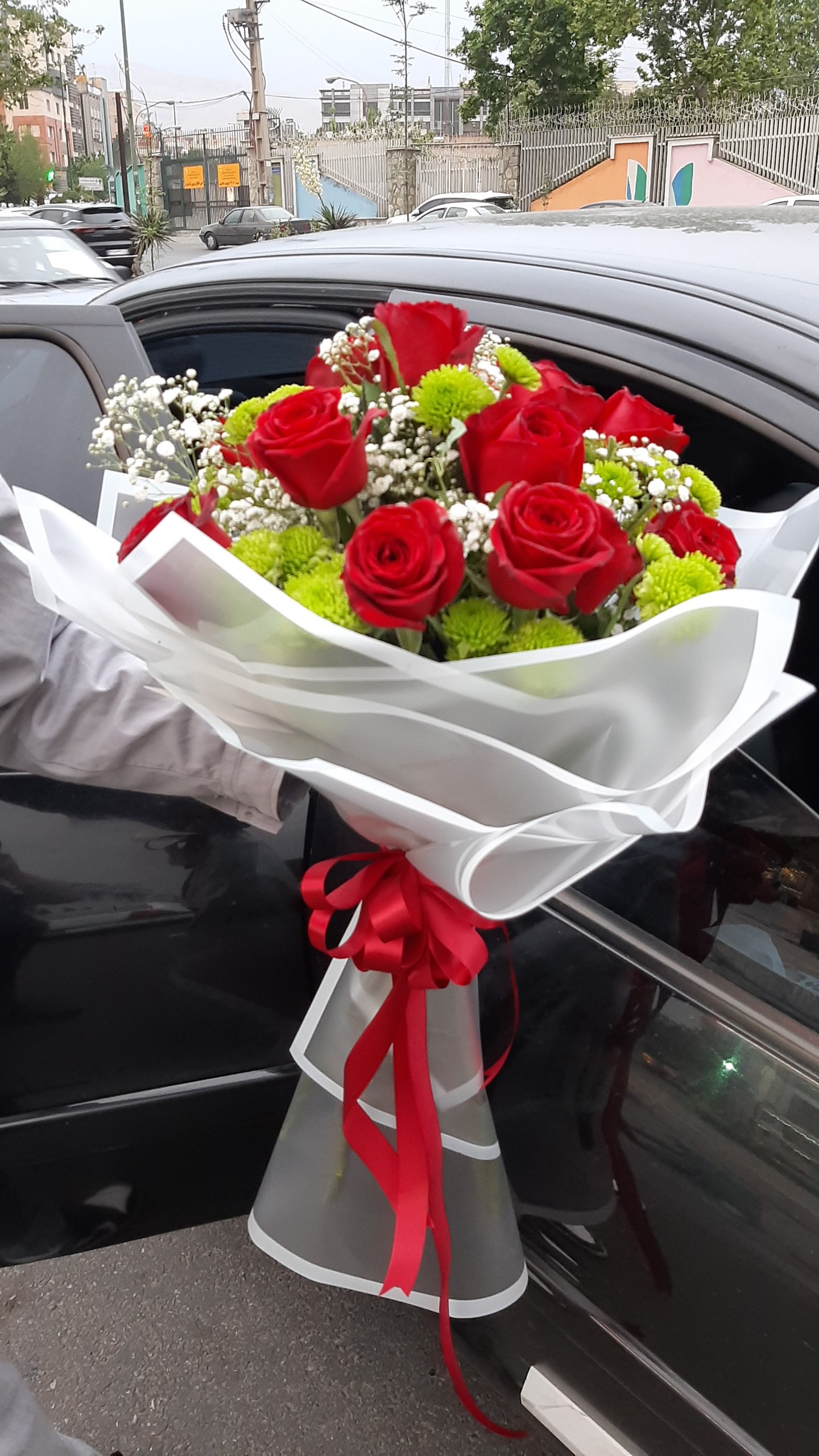 دسته‌گل طبیعی رز و داوودی ترکیبی شیک، رنگارنگ و جذاب