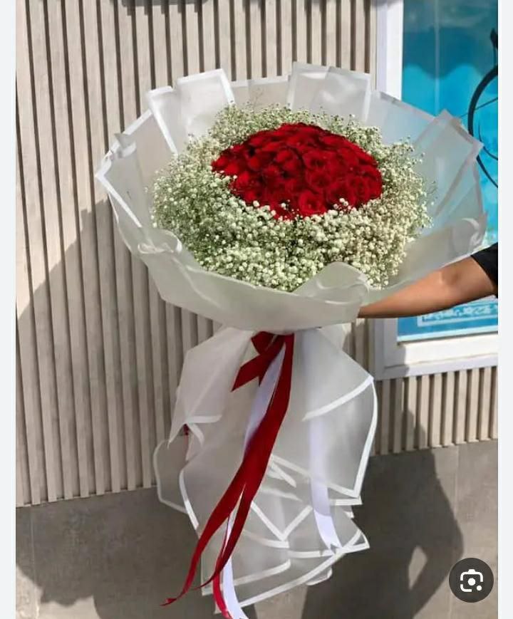 دسته‌گل طبیعی رز و ژیپسوفیلیا شیک، لطیف و رومانتیک