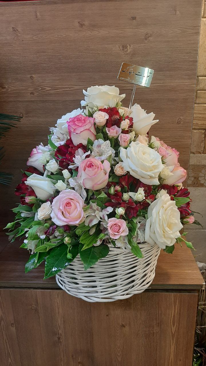 سبد گل رز و گل‌های فصلی طبیعی هدیه‌ای شیک و رنگارنگ